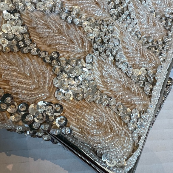 VINTAGE BEAD SEQUIN BAG- Silver sequins and off white beading in leaf pattern. - Picture 4 of 7
